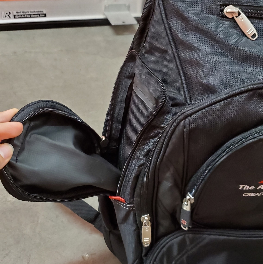 LEED'S Backpack - Picture 5 of 9